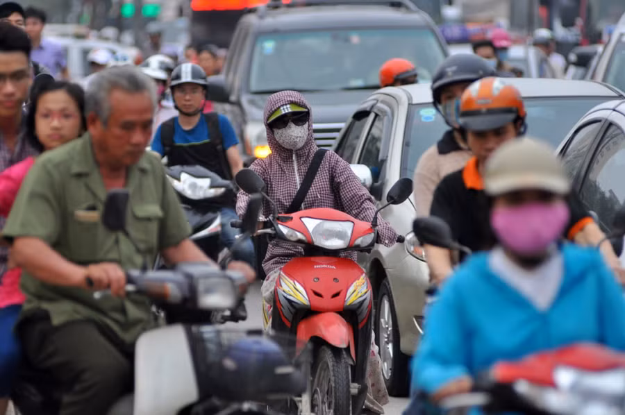  Lượng xe ra vào bến rất đông khiến cho phương tiện di chuyển qua đường Phạm Hùng đoạn gần bến xe bị ùn ứ khá lâu. 