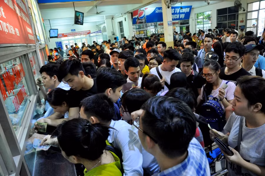  Việc mua vé tại quầy bán vé giúp người lao động tránh được tình trạng chặt chém, đẩy giá vé lên cao của các chủ xe. Chính vì thế, nhiều người cho biết họ chấp nhận cảnh chen lấn, chờ đợi mệt mỏi để được mua vé đúng giá. 