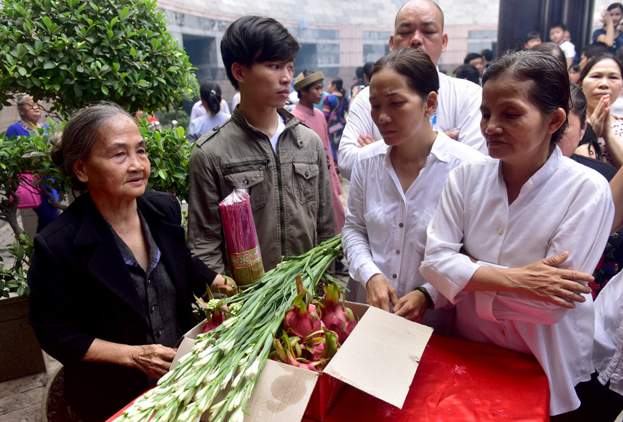 Bà Ngô Thị Kiều (áo đen), cho biết nhóm của bà có 7 người từ Tây Ninh, Long An bắt xe đò từ rạng sáng nay mang theo trái cây và hoa để dâng Vua Hùng. "Đây là lần đầu tiên chúng tôi cùng tới Khu tưởng niệm các Vua Hùng để dâng hương, thành kính", người phụ nữ quê Long An chia sẻ. Bà Ngô Thị Kiều (áo đen), cho biết nhóm của bà có 7 người từ Tây Ninh, Long An bắt xe đò từ rạng sáng nay mang theo trái cây và hoa để dâng Vua Hùng. "Đây là lần đầu tiên chúng tôi cùng tới Khu tưởng niệm các Vua Hùng để dâng hương, thành kính", người phụ nữ quê Long An chia sẻ.