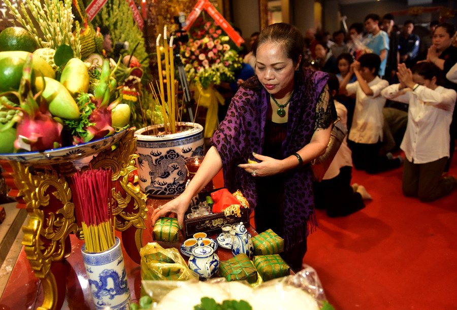 Những lễ vật này sau khi dâng cúng, thắp hương xong người dân có thể xin lại lại để lấy lộc. Những lễ vật này sau khi dâng cúng, thắp hương xong người dân có thể xin lại lại để lấy lộc.