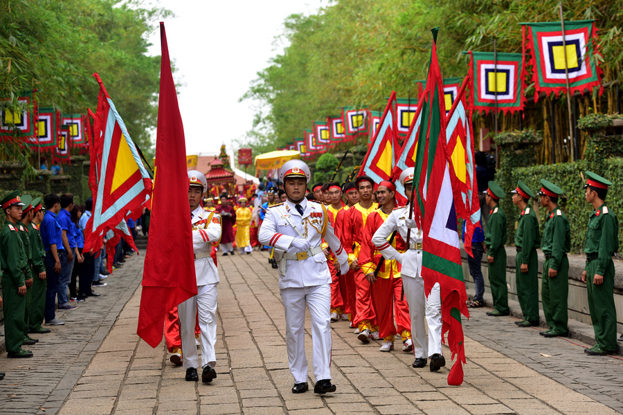 Đoàn diễu hành tiến về Khu tưởng niệm các Vua Hùng trong không khí trang nghiêm. Đoàn diễu hành tiến về Khu tưởng niệm các Vua Hùng trong không khí trang nghiêm.
