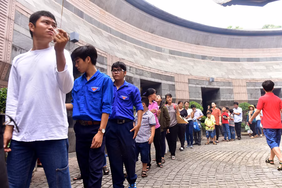 Sau nghi thức diễu hành đón rước Lễ, nghi thức dâng hương, dâng hoa và lễ tế, đông đảo người dân thành phố xếp hàng vào dâng hương.
