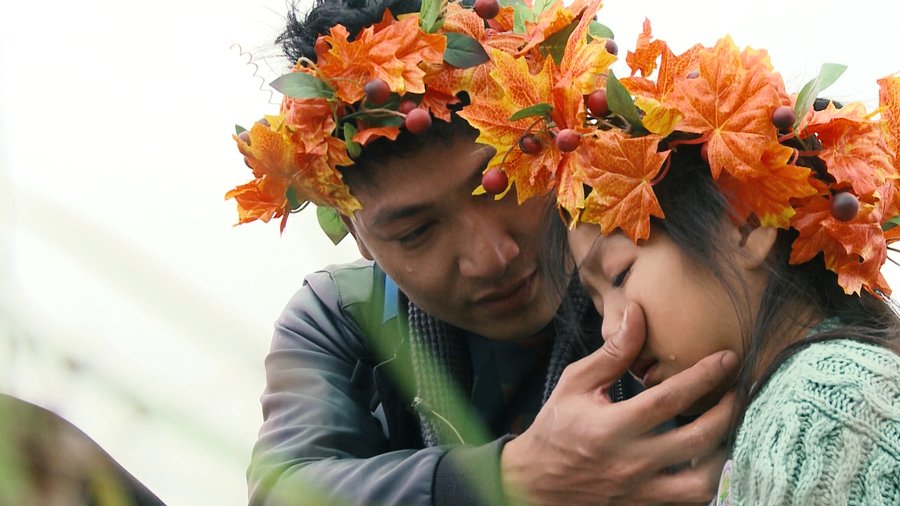 Điều diễn viên Mạnh Trường mong mỏi ở con gái là: "Bố muốn con luôn nói thật với bố mẹ chia sẻ mọi chuyện với bố mẹ. Vì khi con nói thật, bố mẹ sẽ hiểu là lúc đấy con đang nghĩ gì, con đang có chuyện gì để bố mẹ luôn sát cánh bên con trong suốt cuộc đời này". Điều diễn viên Mạnh Trường mong mỏi ở con gái là: "Bố muốn con luôn nói thật với bố mẹ chia sẻ mọi chuyện với bố mẹ. Vì khi con nói thật, bố mẹ sẽ hiểu là lúc đấy con đang nghĩ gì, con đang có chuyện gì để bố mẹ luôn sát cánh bên con trong suốt cuộc đời này".