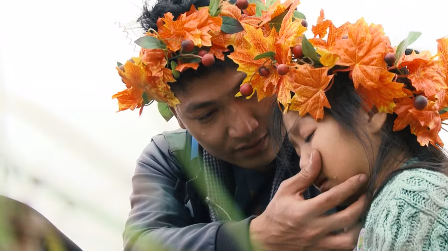 Điều diễn viên Mạnh Trường mong mỏi ở con gái là: "Bố muốn con luôn nói thật với bố mẹ chia sẻ mọi chuyện với bố mẹ. Vì khi con nói thật, bố mẹ sẽ hiểu là lúc đấy con đang nghĩ gì, con đang có chuyện gì để bố mẹ luôn sát cánh bên con trong suốt cuộc đời này".