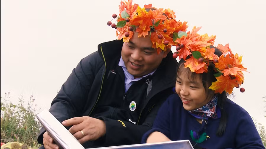 "Con gái, nhìn con sống vô tư và hồn nhiên như hiện tại đôi khi ba thấy lo vô cùng. Xã hội ngoài kia đầy chông gai, cạm bẫy, ba lo con gái của ba sẽ bị vấp ngã trên con đường mà con sẽ đi. Ba sẽ cố gắng là một người cha thật tốt" là những dòng chia sẻ của ông bố Minh Khang.