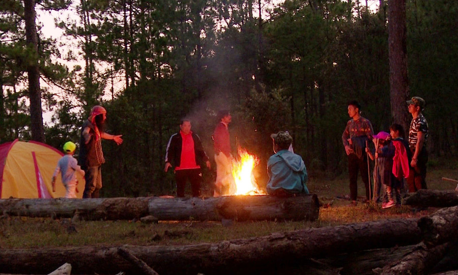 Trong tập 45 chương trình Bố ơi, mình đi đâu thế, bốn cặp bố con - Xuân Bắc, Minh Khang, Mạnh Trường và Minh Đỗ bắt đầu hành trình chinh phục đỉnh Langbiang, cao hơn mực nước biển 2000 m. Họ trải nghiệm buổi tối đầu tiên ăn đồ nướng và ngủ trong rừng. Trong tập 45 chương trình Bố ơi, mình đi đâu thế, bốn cặp bố con - Xuân Bắc, Minh Khang, Mạnh Trường và Minh Đỗ bắt đầu hành trình chinh phục đỉnh Langbiang, cao hơn mực nước biển 2000 m. Họ trải nghiệm buổi tối đầu tiên ăn đồ nướng và ngủ trong rừng.