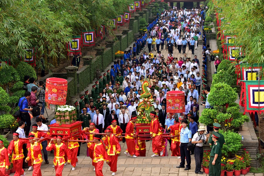 Người Sài Gòn dâng bánh chưng lên Vua Hùng