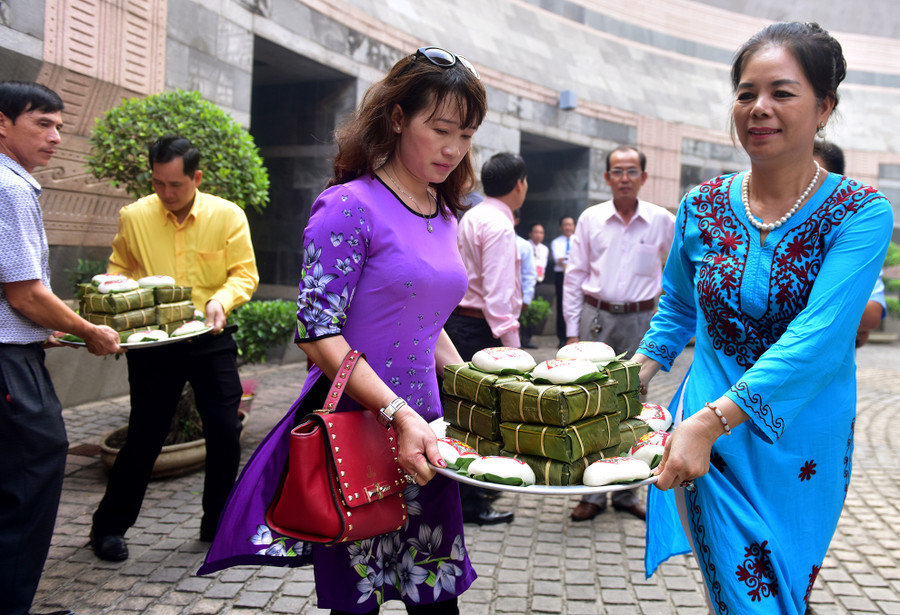 Nhiều tổ chức, cơ quan, cá nhân mang những mâm bánh chưng, bánh dày tới dâng các Vua Hùng trong buổi sáng hôm nay. Nhiều tổ chức, cơ quan, cá nhân mang những mâm bánh chưng, bánh dày tới dâng các Vua Hùng trong buổi sáng hôm nay.