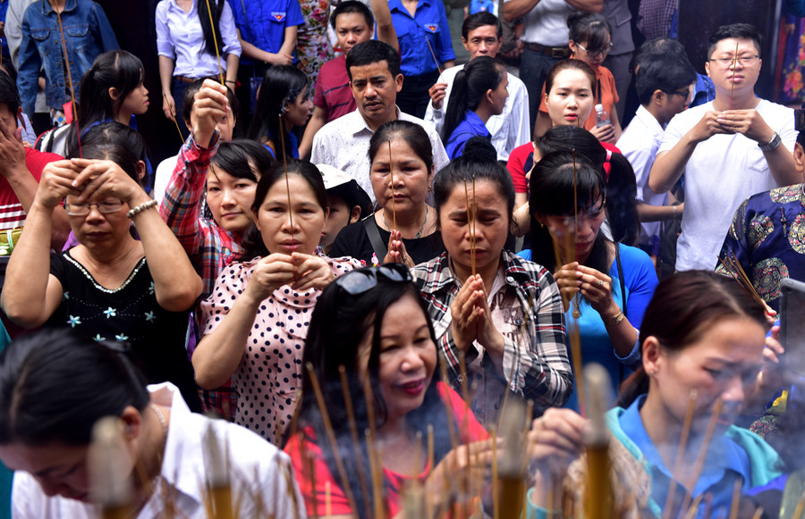 Do lượng người đến đông, một số người phải thắp hương chờ đợi ở bên ngoài điện thờ. Do lượng người đến đông, một số người phải thắp hương chờ đợi ở bên ngoài điện thờ.