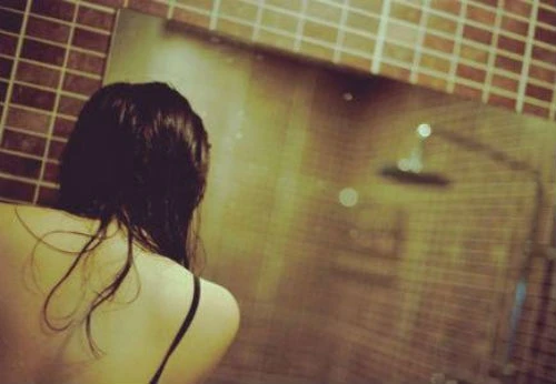 Ba người bị điện giật trong nhà tắm, hai người tử vong