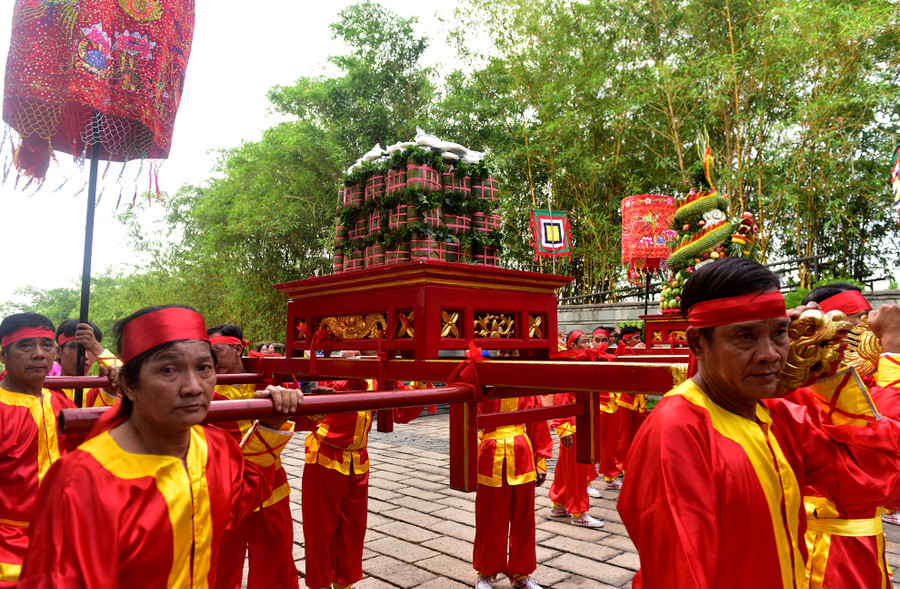 Đồ lễ cúng các Vua Hùng năm nay gồm kiệu rước lư hương, kiệu trái cây, kiệu bánh chưng bánh dày. Đồ lễ cúng các Vua Hùng năm nay gồm kiệu rước lư hương, kiệu trái cây, kiệu bánh chưng bánh dày.