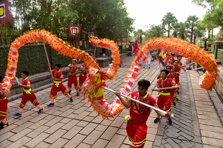 Cũng như những năm trước, buổi rước dẫn đầu đoàn diễu hành là hai con rồng uốn lượn. Cũng như những năm trước, buổi rước dẫn đầu đoàn diễu hành là hai con rồng uốn lượn.