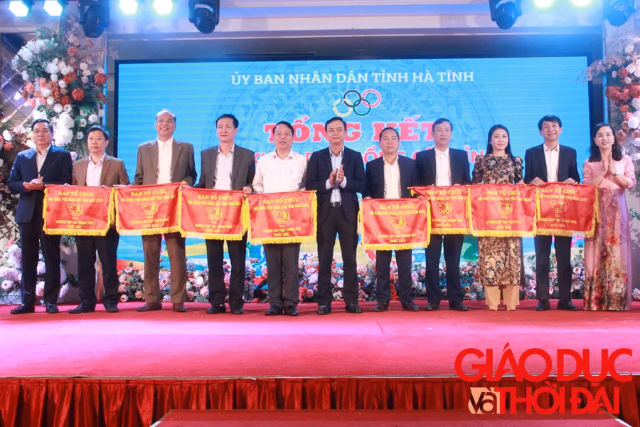 Ban Tổ chức trao cờ cho các đội giành giải Xuất sắc toàn đoàn.