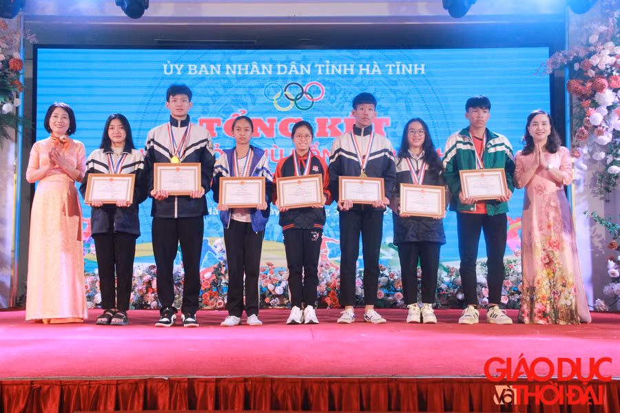 ... trao bằng khen cho các VĐV đạt thành tích cao nhất.