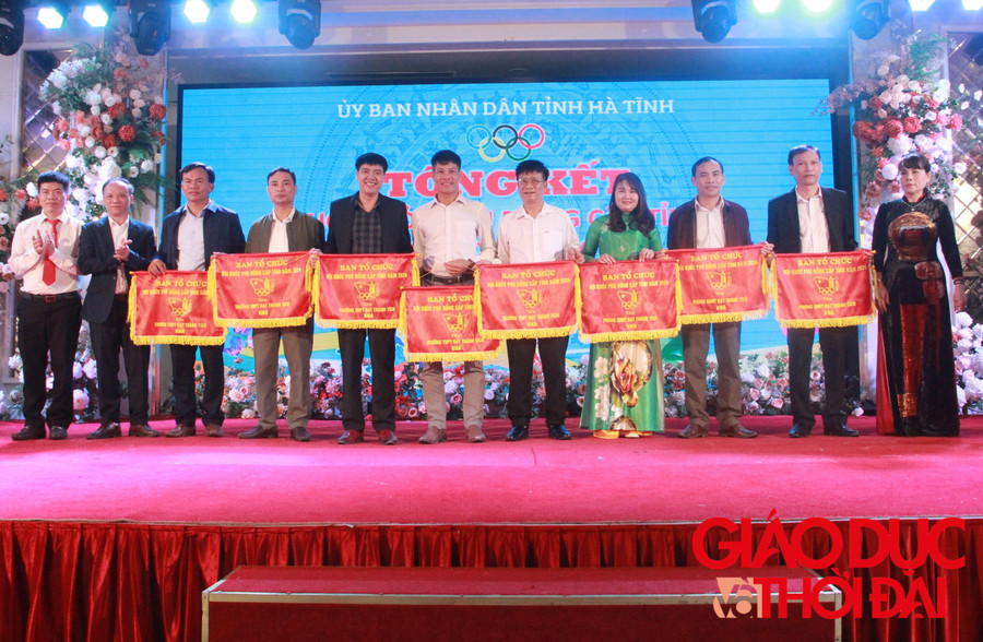 Các đơn vị có thành tích khá nhận giải thưởng từ BTC. Các đơn vị có thành tích khá nhận giải thưởng từ BTC.