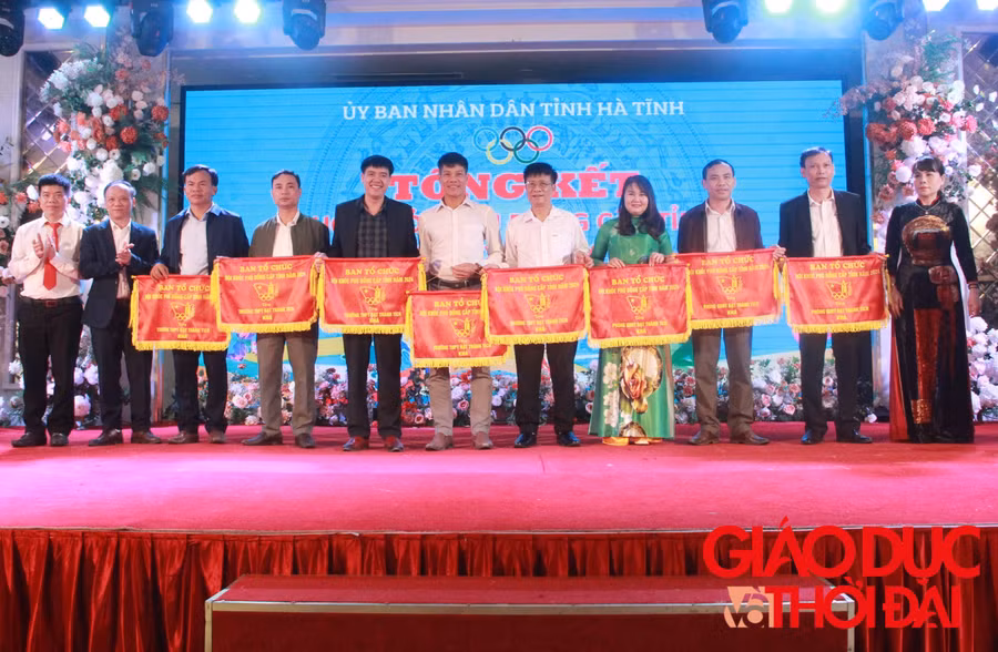 Các đơn vị có thành tích khá nhận giải thưởng từ BTC.