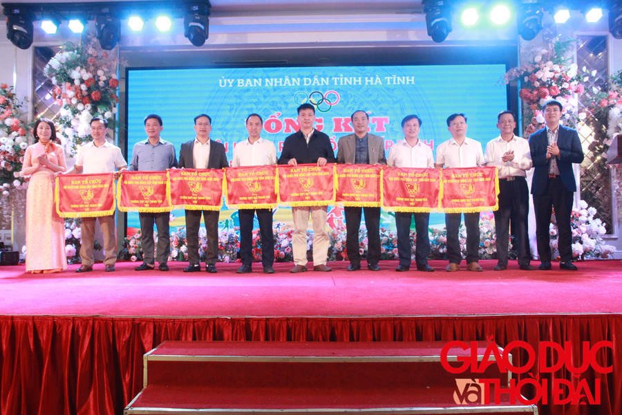 BTC trao thưởng cho các tập thể đạt thành tích tốt. BTC trao thưởng cho các tập thể đạt thành tích tốt.