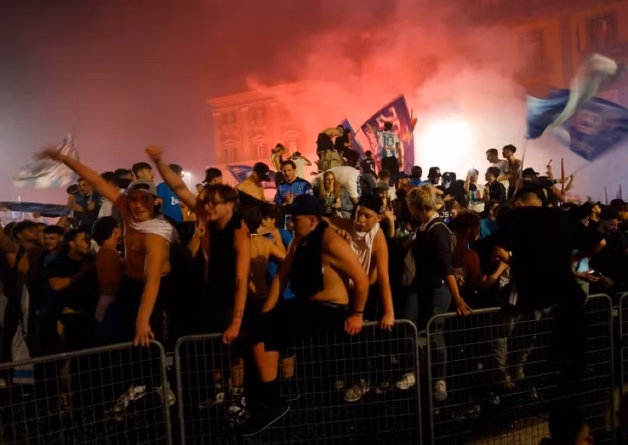 Pháo sáng được cổ động viên sử dụng khi Napoli vô địch Serie A.