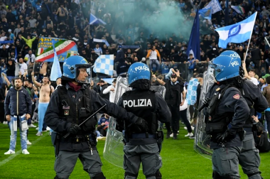 Cảnh sát chống bạo động phải vào cuộc.