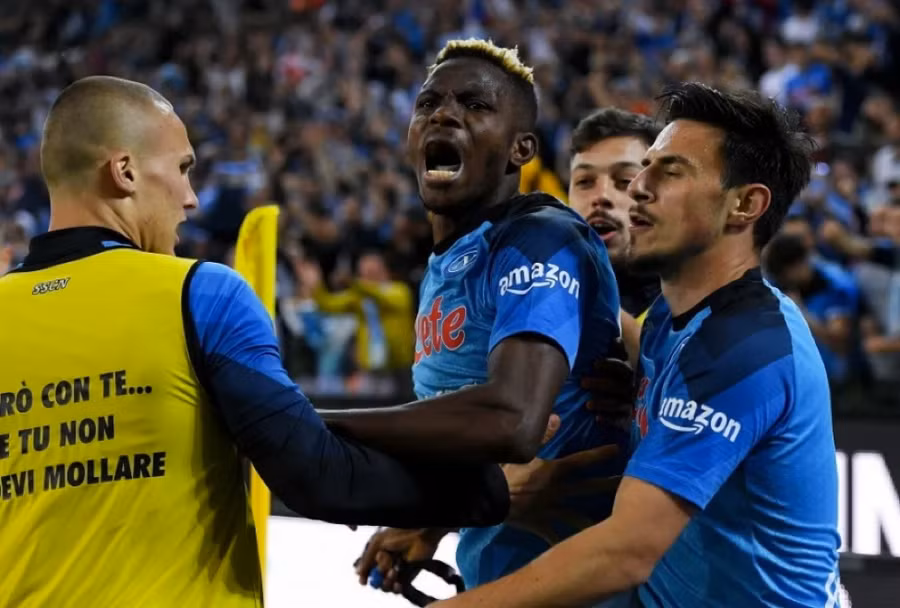 Thành viên Napoli ăn mừng cuồng nhiệt khi Victor Osimhen gỡ hoà 1-1.