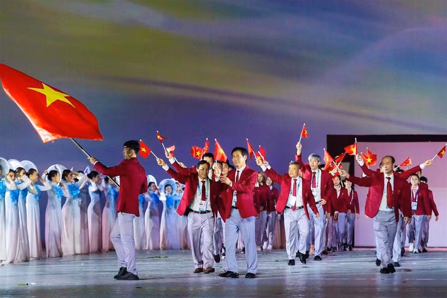 Kình ngư Nguyễn Huy Hoàng vinh dự được lựa chọn cầm cờ cho Đoàn Thể thao Việt Nam tại Lễ khai mạc SEA Games 32.