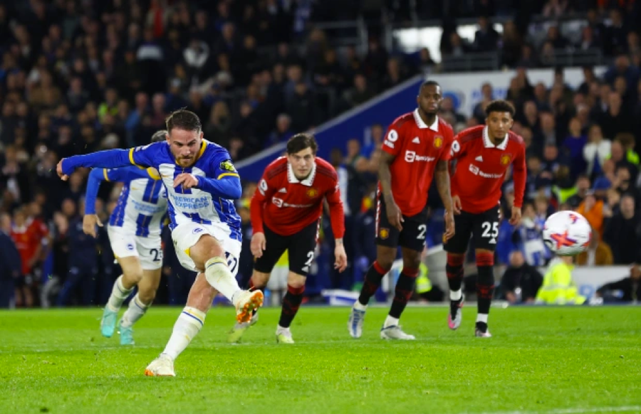 Alexis Mac Allister sút phạt đền thành công giúp Brighton hạ Man Utd 1-0 ở phút 90+9. Alexis Mac Allister sút phạt đền thành công giúp Brighton hạ Man Utd 1-0 ở phút 90+9.