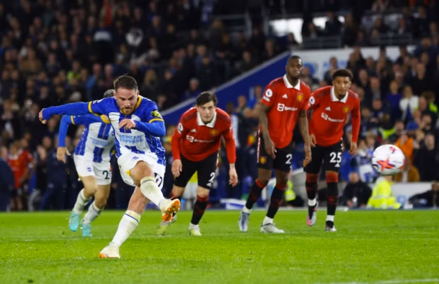 Alexis Mac Allister sút phạt đền thành công giúp Brighton hạ Man Utd 1-0 ở phút 90+9.