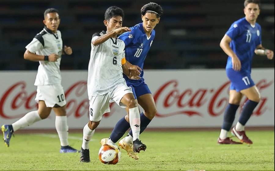 U22 Philippines (áo xanh) thua sốc 0-3 trước U22 Đông Timor ở bảng A SEA Games 32.