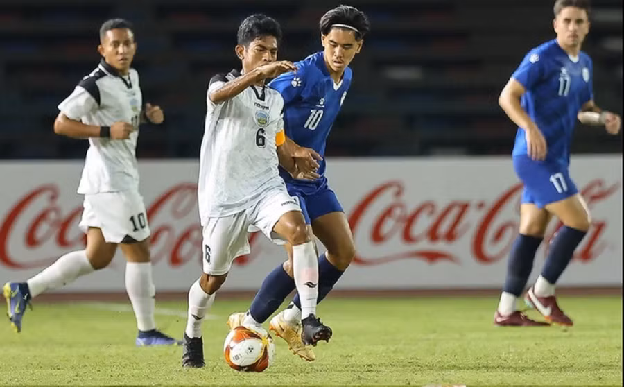 U22 Philippines (áo xanh) thua sốc 0-3 trước U22 Đông Timor ở bảng A SEA Games 32.