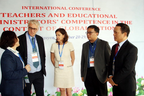 Các đại biểu trao đổi bên lề hội thảo Các đại biểu trao đổi bên lề hội thảo