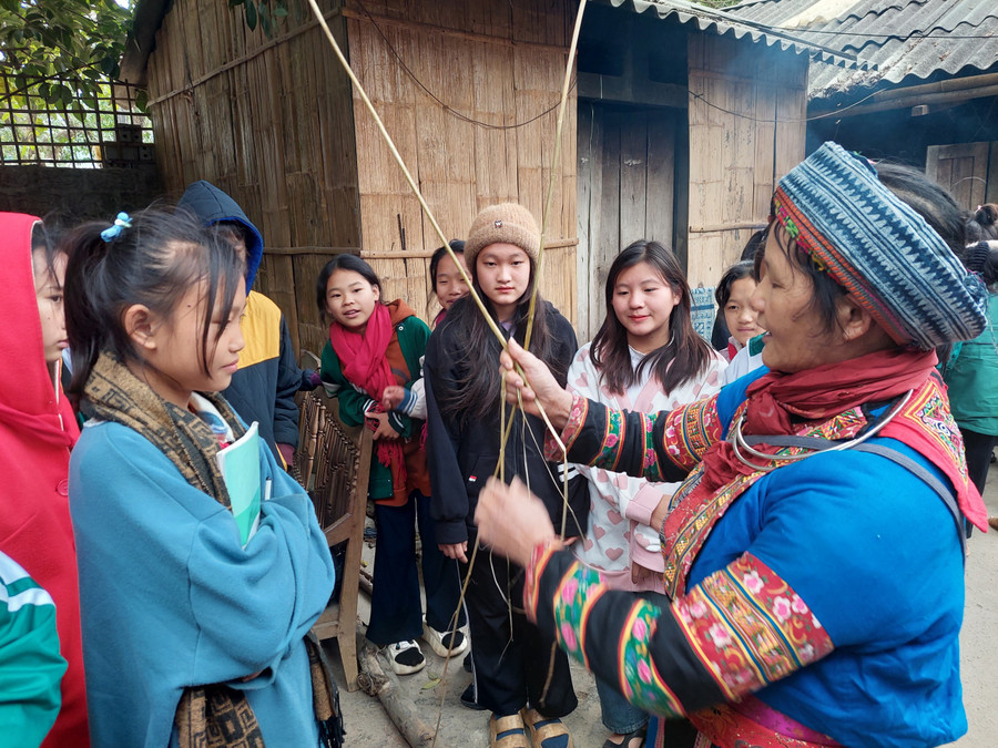 Bà Vàng Thị Mai, Giám đốc HTX Lùng Tám hướng dẫn học sinh dệt lanh. Bà Vàng Thị Mai, Giám đốc HTX Lùng Tám hướng dẫn học sinh dệt lanh.
