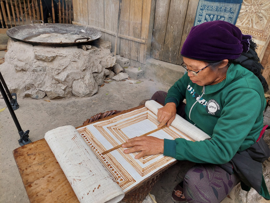 Công đoạn vẽ sáp ong trên vải lanh để tạo nên những họa tiết bắt mắt. Công đoạn vẽ sáp ong trên vải lanh để tạo nên những họa tiết bắt mắt.