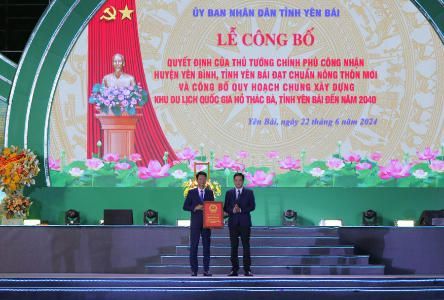 Thừa ủy quyền của Thủ tướng, ông Bùi Xuân Dũng, Thứ trưởng Bộ Xây dựng trao Quyết định phê duyệt Quy hoạch chung xây dựng Khu du lịch quốc gia Hồ Thác Bà đến năm 2040 cho lãnh đạo tỉnh Yên Bái. Thừa ủy quyền của Thủ tướng, ông Bùi Xuân Dũng, Thứ trưởng Bộ Xây dựng trao Quyết định phê duyệt Quy hoạch chung xây dựng Khu du lịch quốc gia Hồ Thác Bà đến năm 2040 cho lãnh đạo tỉnh Yên Bái.