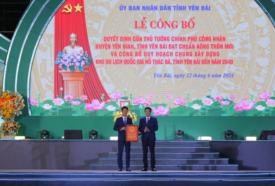 Thừa ủy quyền của Thủ tướng, ông Bùi Xuân Dũng, Thứ trưởng Bộ Xây dựng trao Quyết định phê duyệt Quy hoạch chung xây dựng Khu du lịch quốc gia Hồ Thác Bà đến năm 2040 cho lãnh đạo tỉnh Yên Bái.