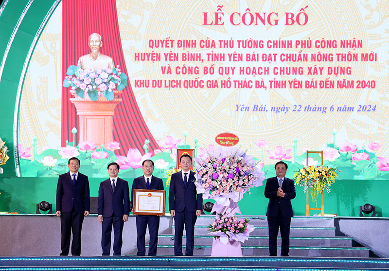 Bộ trưởng Bộ Nông nghiệp và Phát triển nông thôn Lê Minh Hoan trao bằng công nhận huyện đạt chuẩn NTM và tặng hoa chúc mừng Đảng bộ, chính quyền và Nhân dân các dân tộc huyện Yên Bình. Bộ trưởng Bộ Nông nghiệp và Phát triển nông thôn Lê Minh Hoan trao bằng công nhận huyện đạt chuẩn NTM và tặng hoa chúc mừng Đảng bộ, chính quyền và Nhân dân các dân tộc huyện Yên Bình.