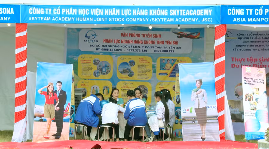 Kết nối với các đơn vị, doanh nghiệp tìm kiếm cơ hội việc làm cho người lao động.