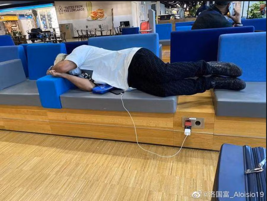 Tiền đạo nhập tịch Aloisio của của tuyển Trung Quốc tức giận vì phải nằm chờ vạ vật ở sân bay Hà Lan.