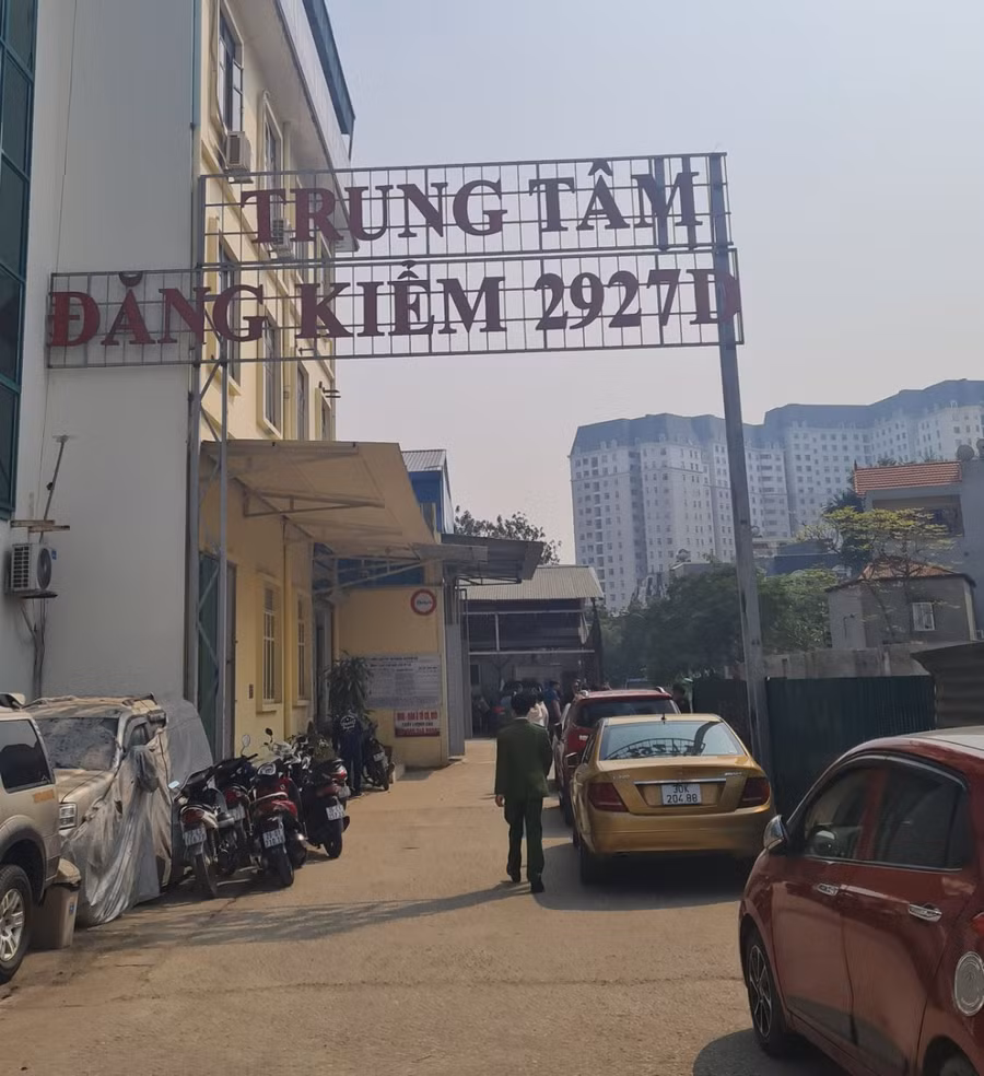 Lực lượng công an xuất hiện tại Trung tâm đăng kiểm 2927D trên đường Phạm Văn Đồng, quận Bắc Từ Liêm, Hà Nội.
