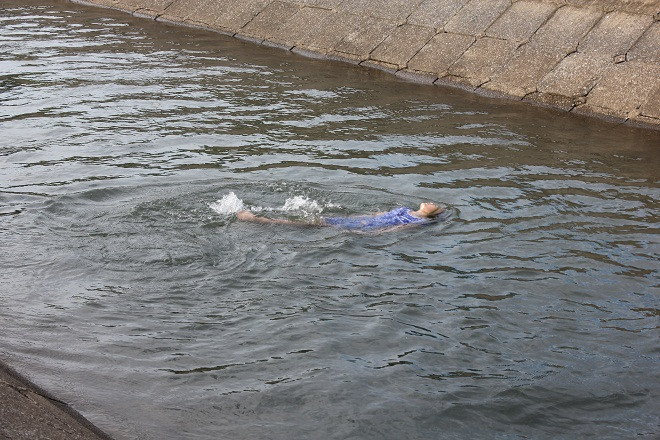 Đa số các cháu đã biết bơi, thậm chí bơi rất giỏi sau một thời gian được ông Tấn dạy dỗ. (Ảnh: Tài Linh)