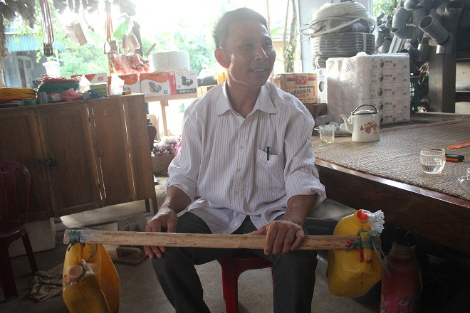 Ông Đỗ Xuân Tấn chia sẻ về việc dạy bơi cho các cháu nhỏ trong làng. (Ảnh: Tài Linh)