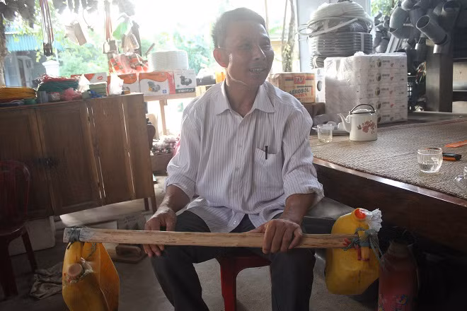 Ông Đỗ Xuân Tấn chia sẻ về việc dạy bơi cho các cháu nhỏ trong làng. (Ảnh: Tài Linh)