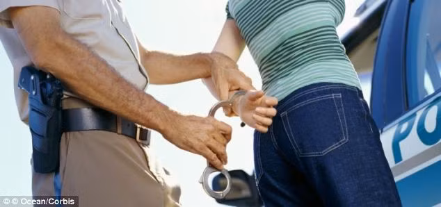 Bị tuýt còi dừng xe, một phụ nữ lao vào cắn... CSGT