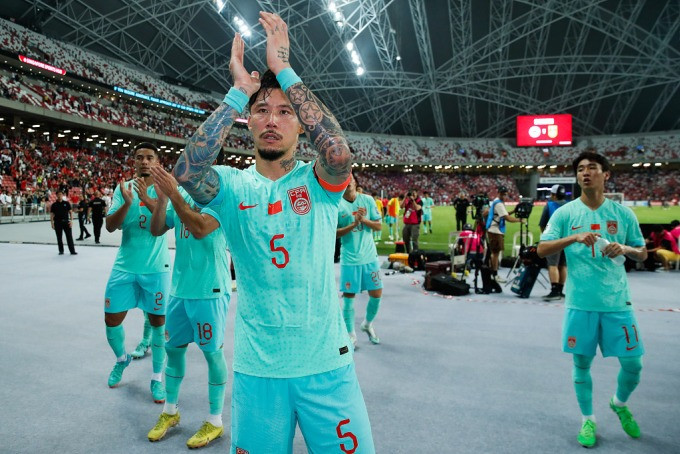 Zhang Linpeng (số 5) cảm ơn cổ động viên Trung Quốc sau trận hòa Singapore 2-2 ở vòng loại thứ hai World Cup 2026 khu vực châu Á.