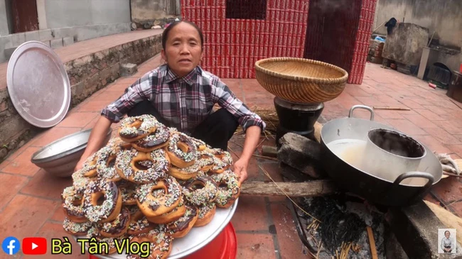 Trổ tài làm món bánh donut, bà Tân Vlog gây ngỡ ngàng vì một chi tiết