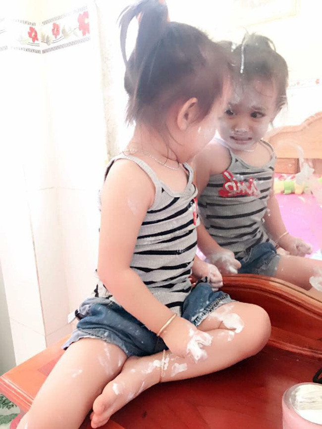 Thấy con gái ngồi trước gương khóc thét vì "có ma", mẹ hoảng hốt ra xem rồi được trận cười đau ruột sau khi biết sự thật - Ảnh 2. Thấy con gái ngồi trước gương khóc thét vì "có ma", mẹ hoảng hốt ra xem rồi được trận cười đau ruột sau khi biết sự thật - Ảnh 2.