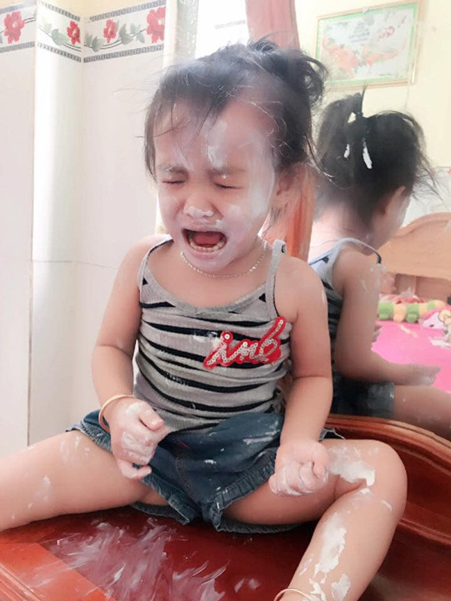 Thấy con gái ngồi trước gương khóc thét vì "có ma", mẹ hoảng hốt ra xem rồi được trận cười đau ruột sau khi biết sự thật - Ảnh 5. Thấy con gái ngồi trước gương khóc thét vì "có ma", mẹ hoảng hốt ra xem rồi được trận cười đau ruột sau khi biết sự thật - Ảnh 5.