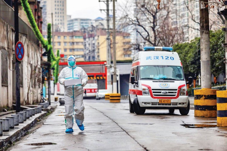 Nhân viên y tế vận chuyển thuốc men ở Vũ Hán Nhân viên y tế vận chuyển thuốc men ở Vũ Hán