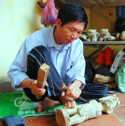 Không chỉ biết điều khiển múa rối, ông Mẽ còn là một nghệ nhân chế tác rối.