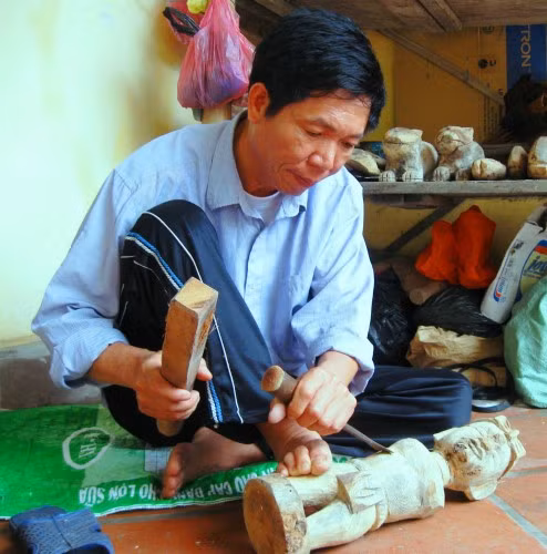 Không chỉ biết điều khiển múa rối, ông Mẽ còn là một nghệ nhân chế tác rối.