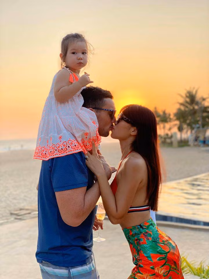 chung kien bo me cai nhau, bieu cam cua con gai khien sieu mau ha anh voi "xin loi" - 1